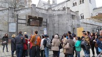 Wisatawan mengantre masuk. Perhatikan betul jadwal masuk yang tercantum pada tiket, karena wisatawan hanya bisa masuk ke istana sesuai jadwal yang tertera (Fitraya/detikTravel)