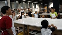 Di awal cooking class, chef Gino berusaha mencairkan suasana dengan berbagai atraksinya. Termasuk melemparkan adonan pasta ke salah satu anak. Seolah-olah mereka sedang bermain rugby.