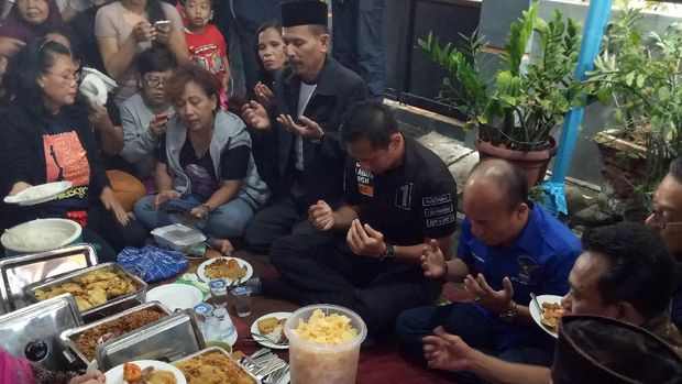 Awali Blusukan, Agus Yudhoyono Sarapan Nasi Uduk di Kemayoran
