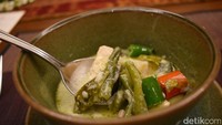 Terinspirasi dari pedagang sayur lodeh di Pasar Gede, Solo, Roemah Kuliner punya sajian sayur lodeh yang berkuah kental dan gurih enak.