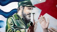 Seorang anak tengah bermain di depan panorama mural Fidel Castro di Nicaragua (27/11/2016). REUTERS/Oswaldo Rivas.