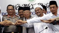 AA Gym, Kapolri Tito Karnavian, Ketua MUI Maruf Amin, Pembina GNPF MUI Habib Rizieq Shihab dan Ketua GNPF Ust Bachtiar Nasir berfoto bersama.