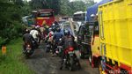 Protes Jalan Berlubang, Warga Tanam Pohon Pisang di Jalan