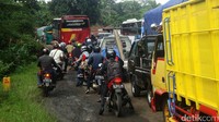Tak hanya mengakibatkan pengendara motor kecelakaan, jalan rusak tersebut juga berakibat kemacetan.