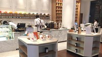 Lewis & Carroll berada di kawasan Kebayoran lama. Tea house ini menyediakan sekitar 80 varian teh. Mulai dari white tea, black tea, green tea, dan ragam paduan teh bunga dan buah.
