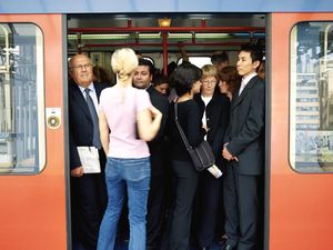 Rumah-Kantor Jauh? Ini Tips Nggak Mudah Lelah untuk Rekan Komuter