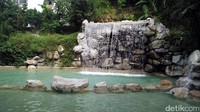 Foto: Traveler juga bisa merasakan spa dan pijatan untuk meredakan rasa capek yang mendera, atau bisa juga berendam di kolam air panas seperti ini. Konsep resort wellness yang ditawarkan Da Keng Leisure Farm sedang dicari oleh wisatawan lokal Taiwan, sepertinya liburan kembali ke alam sedang ngetren di sana (Wahyu/detikTravel)