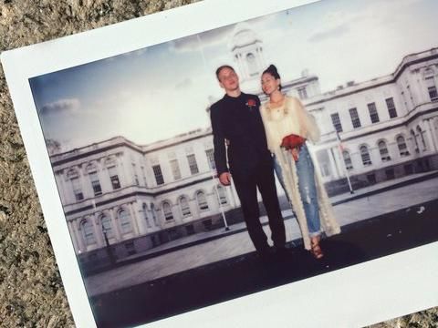 Alih-alih Gaun, Pengantin Ini Pakai Celana Jeans di Hari Pernikahannya