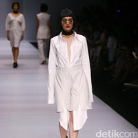 Patrick mengadopsi beberapa teknik busana khas Tiongkok, ia menampilkan nuansa monokrom tapi tetap edgy. [Foto: Mohammad Abduh/Wolipop]