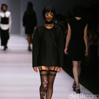 Patrick mengadopsi beberapa teknik busana khas Tiongkok, ia menampilkan nuansa monokrom tapi tetap edgy. [Foto: Mohammad Abduh/Wolipop]