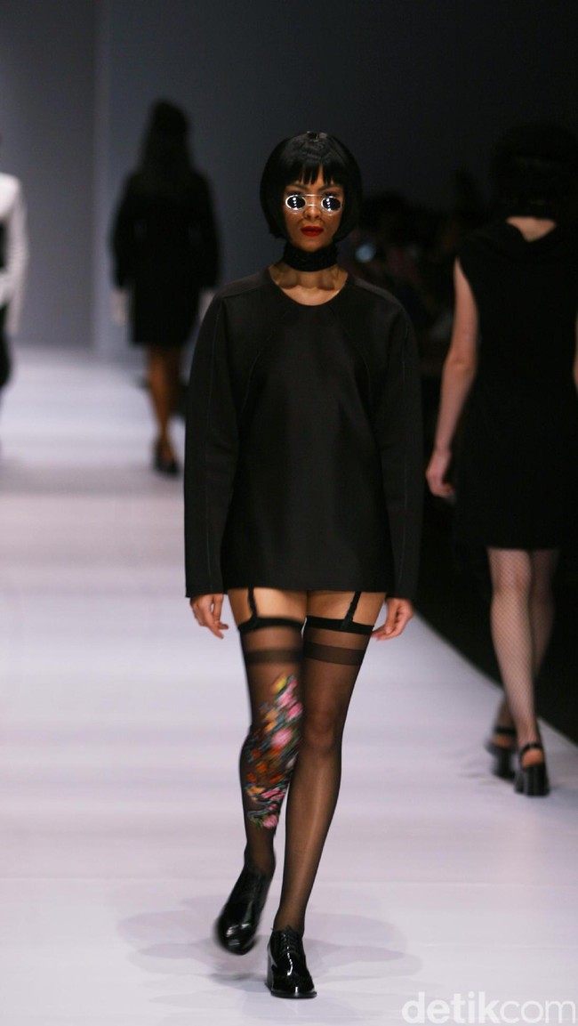 Patrick mengadopsi beberapa teknik busana khas Tiongkok, ia menampilkan nuansa monokrom tapi tetap edgy. [Foto: Mohammad Abduh/Wolipop]