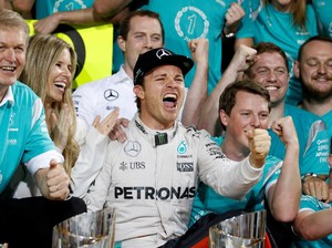 Gembiranya Rosberg (Akhirnya) Rebut Gelar Juara Dunia dari Hamilton