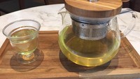 Golden Genmaicha dari Kyoto adalah teh hijau dengan beras merah panggang. Aroma dan rasanya unik karena mirip nori atau lembaran rumput laut khas Jepang. Slurrp!