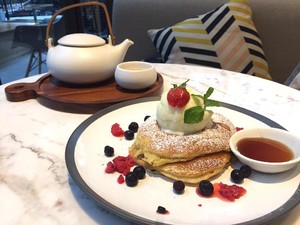 Lewis & Carroll Tea: Menghirup Teh Bed of Roses Ditemani Berry Farm Pancake yang Manis Lembut