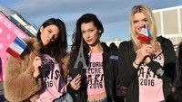 Kendall Jenner bersama Bella Hadid  dan Joan Small saat ditemui di New York, AS pada Minggu (27/11/2016) waktu setempat. Mike Coppola/Getty Images for Victorias Secret/detikFoto.