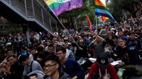 Aksi ini merupakan unjuk rasa LGBT terbesar se-Asia. Sejumlah pengunjuk rasa juga tampil dengan atribut lengkap seperti bendera pelangi yang ikonik khas kaum LGBT. Dan jika hal ini terlaksana, Taiwan akan menjadi negara pertama di Asia yang melegalkan pernikahan sesama jenis. REUTERS/Tyrone Siu.