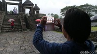 Foto: Kemudian lanjut ke Candi Ratu Boko. Meski hujan, tak menyurutkan semangat untuk tetap melihat bangunan bersejarah ini dari dekat (Bona/detikTravel)
