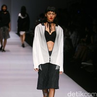 Patrick mengadopsi beberapa teknik busana khas Tiongkok, ia menampilkan nuansa monokrom tapi tetap edgy. [Foto: Mohammad Abduh/Wolipop]