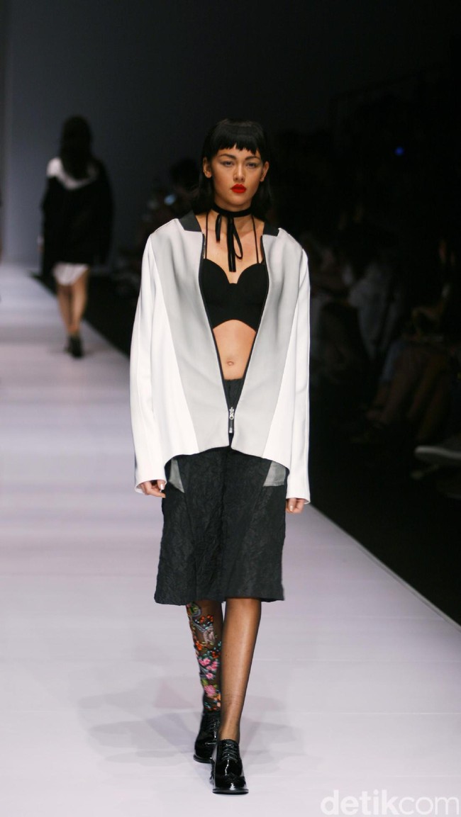 Patrick mengadopsi beberapa teknik busana khas Tiongkok, ia menampilkan nuansa monokrom tapi tetap edgy. [Foto: Mohammad Abduh/Wolipop]