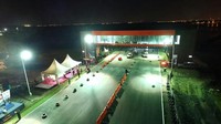Kabar menarik nih untuk kamu para penikmat wisata adrenalin dan penikmat balapan. Kini Surabaya memiliki Sirkuit International yang berlokasi di Kompleks Gelora Bung Tomo dengan Sirkuit Drag Race sepanjang 402 meter yang siap dipakai di saat ini. Dan sirkuit Drag Race ini merupakan sirkuit satu-satunya di Indonesia, tertulis dalam laman Facebook Surabaya Tourism.
