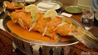 Ikan Barramundi berukuran besar diberi bumbu Arsik khas Sumatera Utara. Bumbunya terbuat dari campuran kunyit, kemiri, lengkuas, daun kunyit, asam gelugur hingga andaliman. Rasanya gurih gurih pedas.