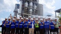 Ketua tim kunjungan Komisi VI  Pabrik Rembang Azam Azman Natawijaya (ketujuh dari kiri) berfoto bersama dengan Direktur Enjinering dan Proyek Semen Indonesia Gatot Kustyadji (kelima dari kanan) yang didampingi jajaran direksi dan manajemen lainnnya seusai melakukan kunjungan kerja ke pabrik Semen Indonesia di Rembang. Pool/dok. Semen Indonesia.