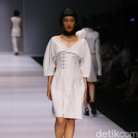 Patrick mengadopsi beberapa teknik busana khas Tiongkok, ia menampilkan nuansa monokrom tapi tetap edgy. [Foto: Mohammad Abduh/Wolipop]