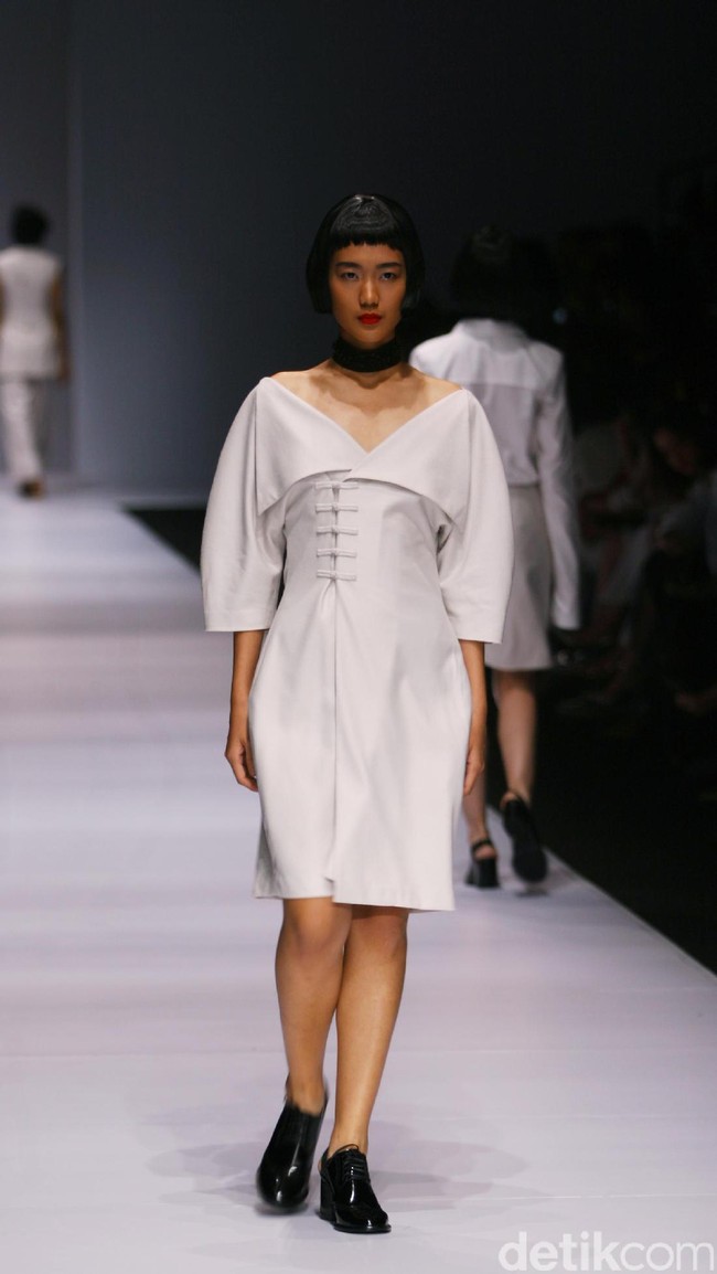 Patrick mengadopsi beberapa teknik busana khas Tiongkok, ia menampilkan nuansa monokrom tapi tetap edgy. [Foto: Mohammad Abduh/Wolipop]