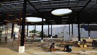 Para pekerja mengerjakan pembangunan fasilitas Ruang Publik Terpadu Ramah Anak (RPTRA) dan Ruang Terbuka Hijau (RTH) Kalijodo.