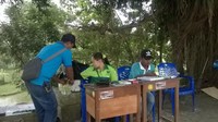 Ini pos jaga parkirnya. Untuk sepeda motor dikenakan biaya Rp 2.000, mobil Rp 5.000, sedangkan bus Rp 10.000 per unit. Kalau masuk perorangan seikhlasnya saja (Melissa Bonauli/detikTravel)