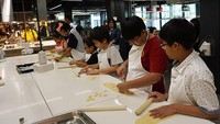 Chef Gino membekali anak-anak dengan pisau plastik hingga cookie cutter. Mereka bebas berkreasi dengan bentuk pastanya. 