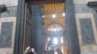 Foto: Wisatawan bisa memotret berbagai sudut cantik Hagia Sophia. Termasuk beberapa ornamen penghias berupa lukisan ilustrasi Yesus serta simbol-simbol agama Kristen lainnya (Rois Jajeli/detikTravel)