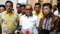 Aburizal Bakrie (Ical) memberikan keterangan pers soal hasil pertemuannya dengan Setya Novanto.