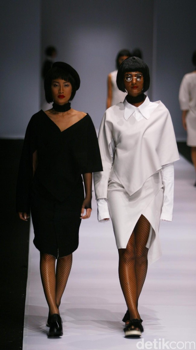 Patrick mengadopsi beberapa teknik busana khas Tiongkok, ia menampilkan nuansa monokrom tapi tetap edgy. [Foto: Mohammad Abduh/Wolipop]