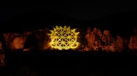 Cerita pertunjukan light show ini dimulai daat terjadi letusan gunung berapi di Cappadocia. Sorot lampu ini menggambarkan gunung berapi yang erupsi dan mengeluarkan lava, hingga membentuk bebatuan seperti sekarang, yang usianya diperkirakan sudah mencapai ribuan tahun (Rois/detikTravel)