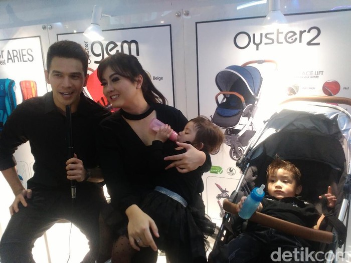 Punya Tiga Anak, Jonathan Frizzy Happy Banget!