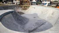 Nantinya Ruang Publik Terpadu Ramah Anak (RPTRA) dan Ruang Terbuka Hijau (RTH) akan dilengkapi dengan Skate Park. Tampak pembangunan Skate Park telah hampir rampung.