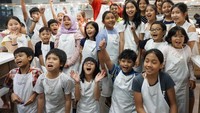 Anak-anak benar-benar belajar sekaligus bersenang-senang di kelas memasak ini. Mereka tersenyum gembira saat foto bersama chef Gino.