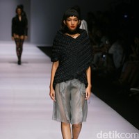 Patrick mengadopsi beberapa teknik busana khas Tiongkok, ia menampilkan nuansa monokrom tapi tetap edgy. [Foto: Mohammad Abduh/Wolipop]