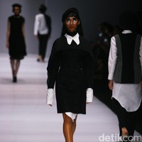 Patrick mengadopsi beberapa teknik busana khas Tiongkok, ia menampilkan nuansa monokrom tapi tetap edgy. [Foto: Mohammad Abduh/Wolipop]