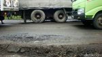 Protes Jalan Berlubang, Warga Tanam Pohon Pisang di Jalan
