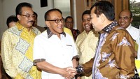Aburizal Bakrie (Ical) berjabat tangan dengan Setya Novanto usai pertemuan di Bakrie Tower, Jakarta Selatan, Senin (28/11/2016).