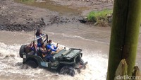 Foto: Yang paling ditunggu, adalah Lava Tour. dTraveler diajak naik Jeep ke wilayah Merapi. Asyik! (Shinta/detikTravel)