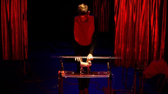 Serunya Main Boneka Binatang di Panggung Teater