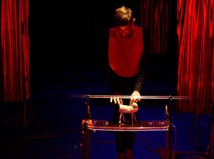 Serunya Main Boneka Binatang di Panggung Teater