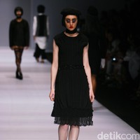 Patrick mengadopsi beberapa teknik busana khas Tiongkok, ia menampilkan nuansa monokrom tapi tetap edgy. [Foto: Mohammad Abduh/Wolipop]