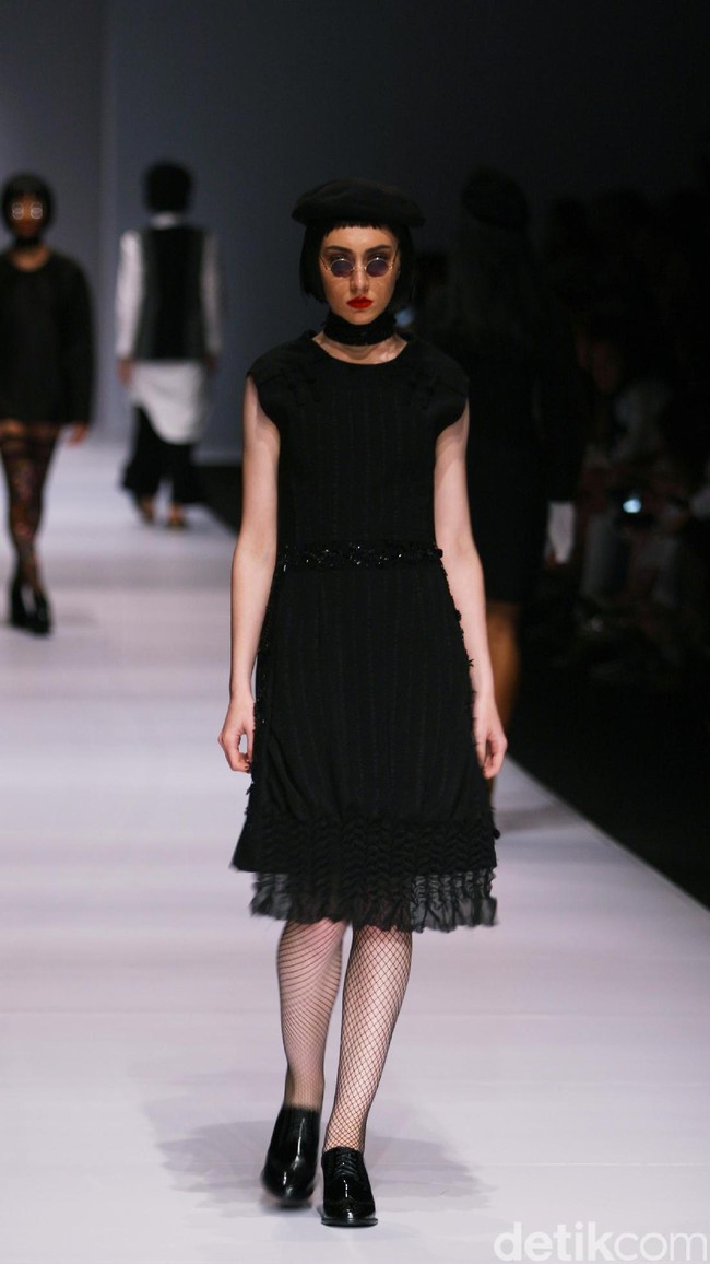 Patrick mengadopsi beberapa teknik busana khas Tiongkok, ia menampilkan nuansa monokrom tapi tetap edgy. [Foto: Mohammad Abduh/Wolipop]