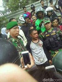 Sopir angkot jadi bulan-bulanan warga