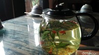 Foto: Keluarga Tsai, pemilik tempat ini menggunakan sayuran, daun-daunan, buah-buahan yang ditanam di lahan mereka sendiri. Resepnya pun telah bertahan secara turun temurun. Kuliner yang wajib dicoba di sini adalah ayam bakarnya, serta teh dari dedaunan serta buah beri liar seperti ini. Rasanya sedap! (Wahyu/detikTravel)