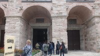 Foto: Sejak diubah fungsinya menjadi sebuah museum oleh pemerintah Turki, Hagia Sophia pun jadi destinasi wisata yang paling banyak dikunjungi wisatawan. Traveler bisa berkunjung ke Hagia Sophia dari pagi sampai menjelang sore hari (Rois Jajeli/detikTravel)